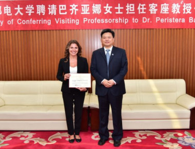 Μπέτυ Μπαζιάνα: Επισκέπτρια καθηγήτρια σε Πανεπιστήμιο του Πεκίνου (φωτό) 